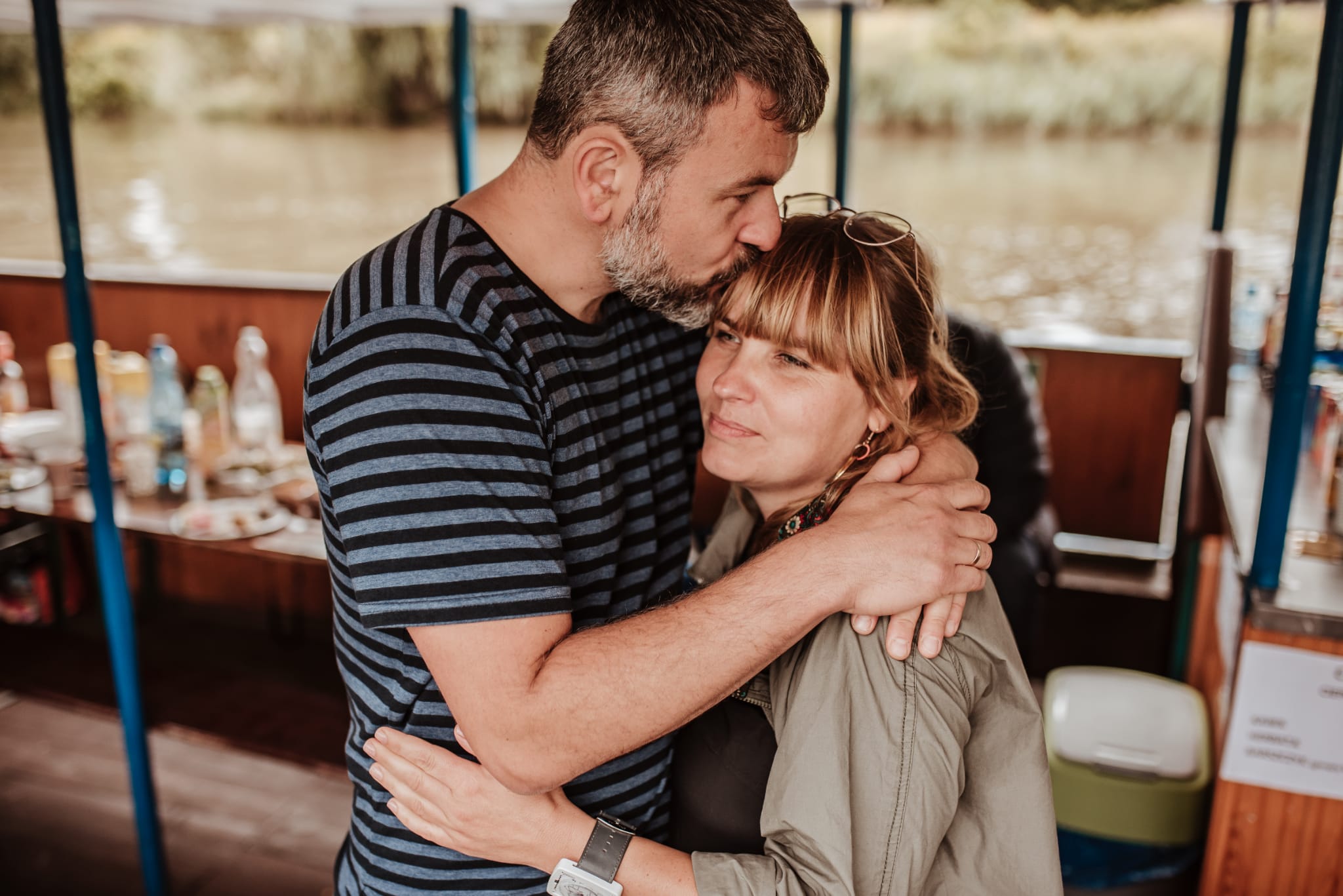 Współzałożyciel Fundacji przytula i całuje w czoło współzałożycielkę na pokładzie łodzi.